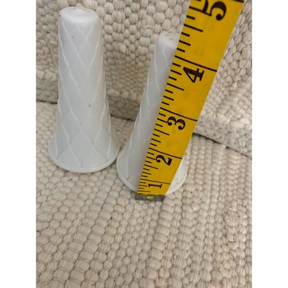 Vintage melamine white textured salt and pepper shakers - Picture 9 of 9